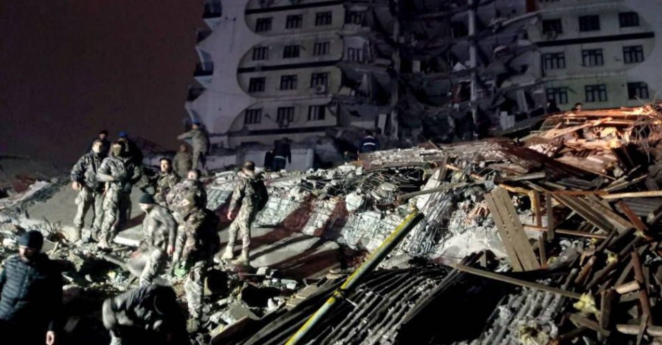 zdjęcie: Do ponad 300 wzrosła liczba ofiar śmiertelnych trzęsienia ziemi w Turcji i Syrii / fot. PAP