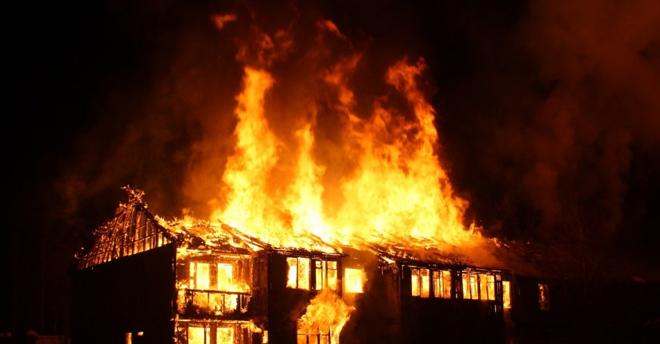 zdjęcie: Mężczyzna zginął w pożarze drewnianego domu / pixabay/2946038