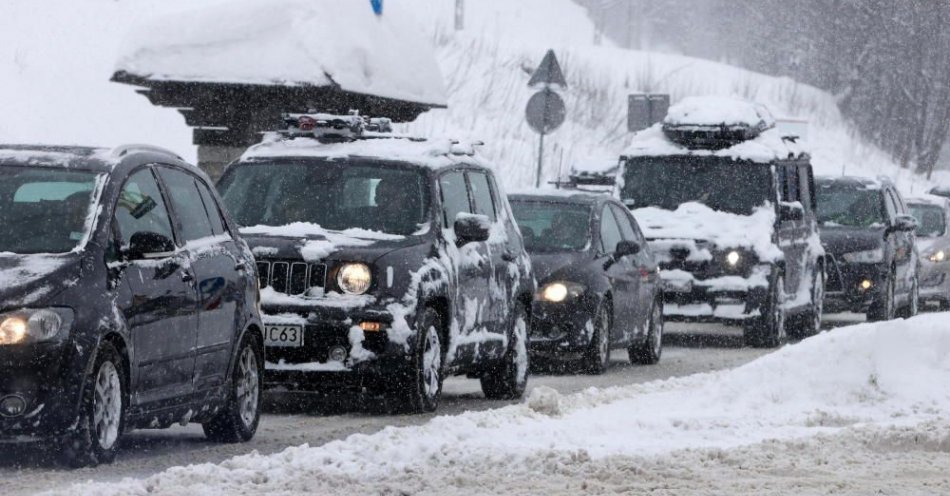 zdjęcie: GDDKiA ostrzega kierowców przed błotem pośniegowym i opadami śniegu / fot. PAP