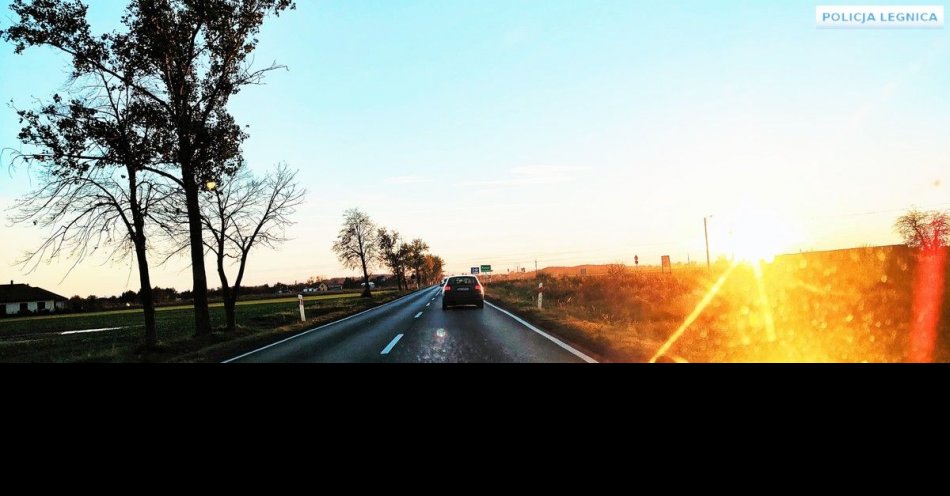 zdjęcie: Kierowco- bądź przygotowany na oślepiające słońce / fot. KMP w Legnicy