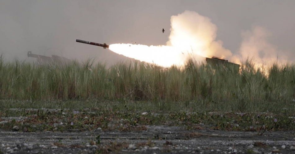 zdjęcie: Departament Stanu zatwierdził sprzedaż Polsce 18 wyrzutni HIMARS wraz z amunicją za 10 mld dolarów / fot. PAP