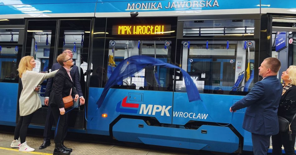 zdjęcie: Wybitna dziennikarka Radia RAM Monika Jaworska patronką wrocławskiego tramwaju / fot. nadesłane