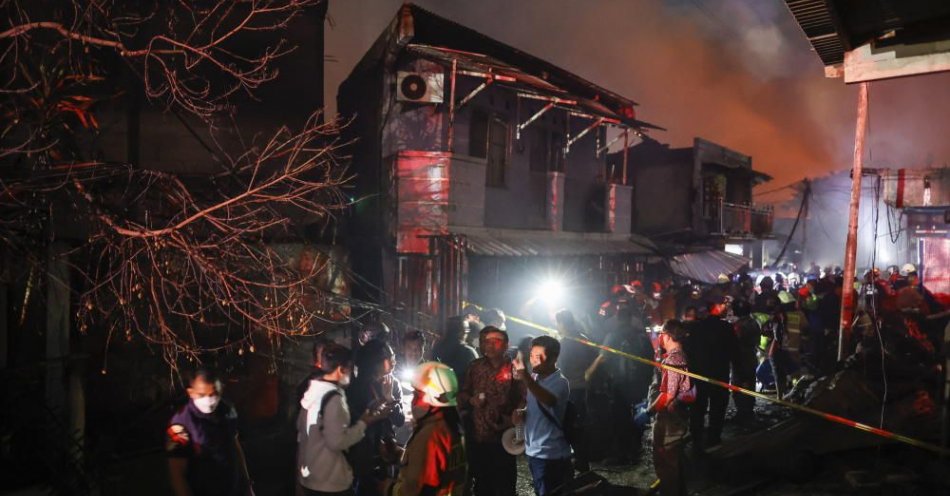 zdjęcie: 17 osób zginęło, a kilkadziesiąt zostało rannych w Dżakarcie w pożarze magazynu paliw / fot. PAP