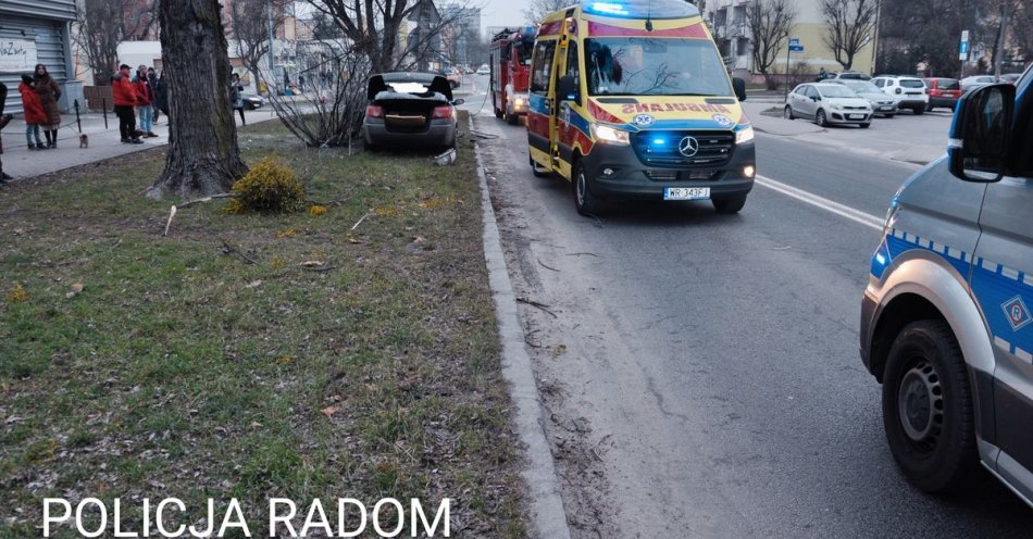 zdjęcie: Kolizja z latarnią uliczną zakończona pożarem samochodu / fot. KMP w Radomiu