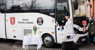 Przekazanie autobusu do przewozu dzieci do szkół w rejonie Ostrowa Lubelskiego