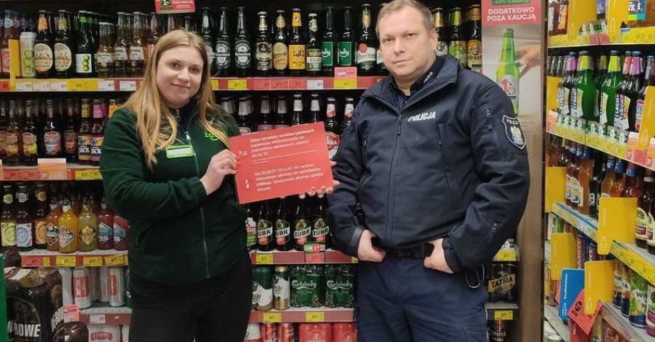 zdjęcie: Dzielnicowi kontrolowali zasady sprzedaży alkoholu / fot. KPP w Kołobrzegu