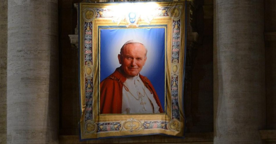zdjęcie: Kurator oświaty prosi, aby w szkołach pojawiły się portrety Jana Pawła II / fot. PAP