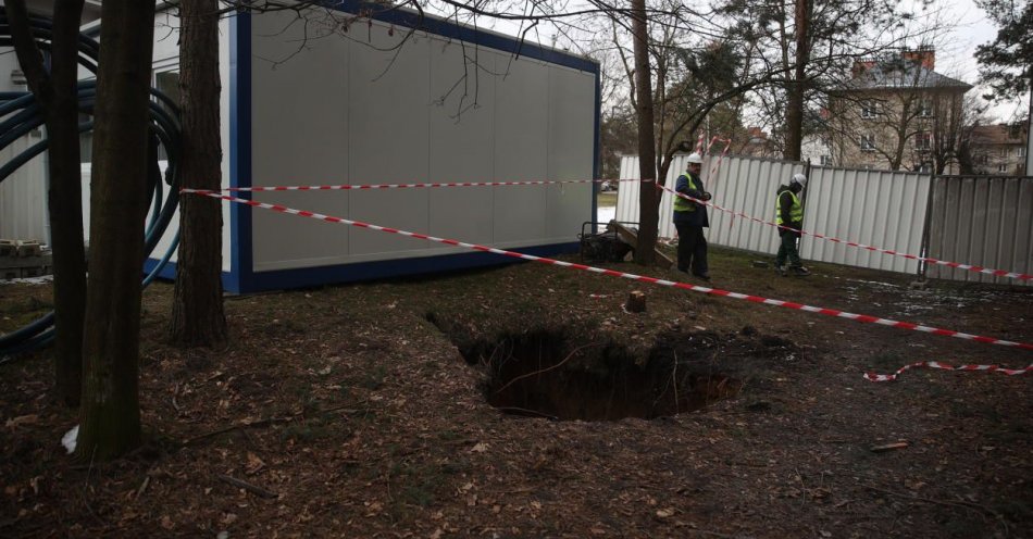 zdjęcie: Nowe zapadlisko w Trzebini uszkodziło torowisko do elektrowni / fot. PAP