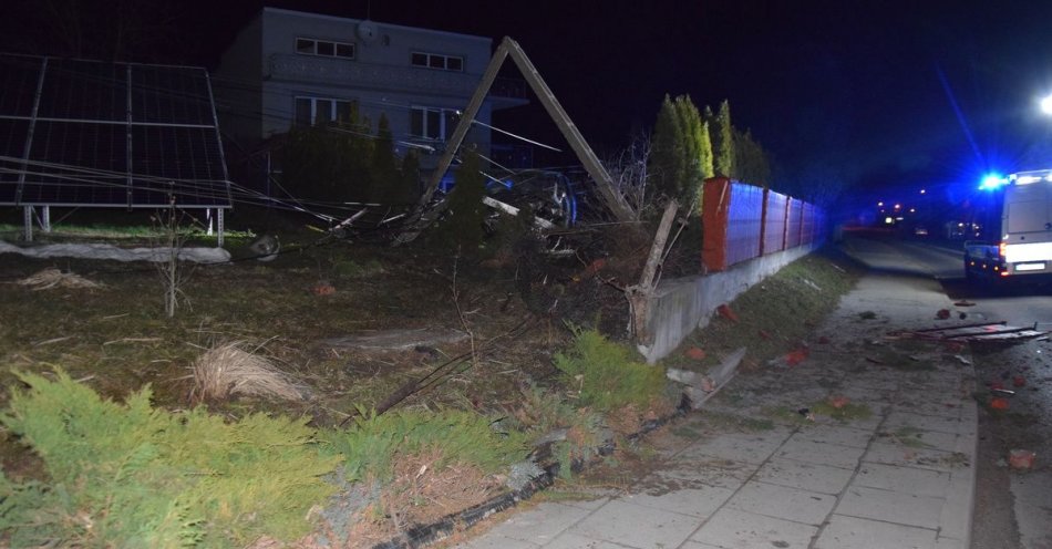 zdjęcie: Pijany 19-latek zakończył jazdę w ogrodzeniu i na słupie energetycznym / fot. KMP w Tarnowie