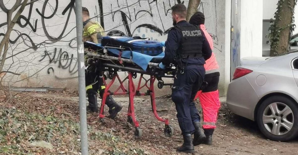 zdjęcie: Współpraca służb podczas reanimowania mężczyzny / fot. KPP w Kołobrzegu