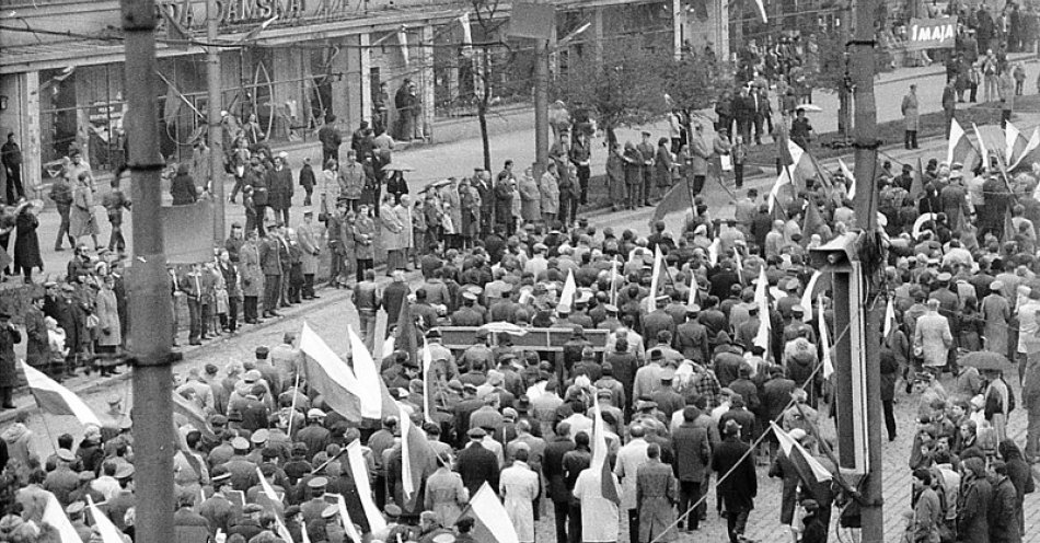 zdjęcie: Święto, które przypomina o potrzebie solidarności pracowników / https://commons.wikimedia.org/wiki/File:Wroclaw1maja1982.jpg#/media/File:Wroclaw1maja1982.jpg