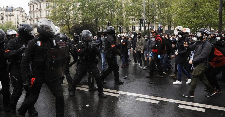 zdjęcie: 2,3 mln demonstrantów w całym kraju; w Paryżu koktajlem Mołotowa podpalony policjant / fot. PAP