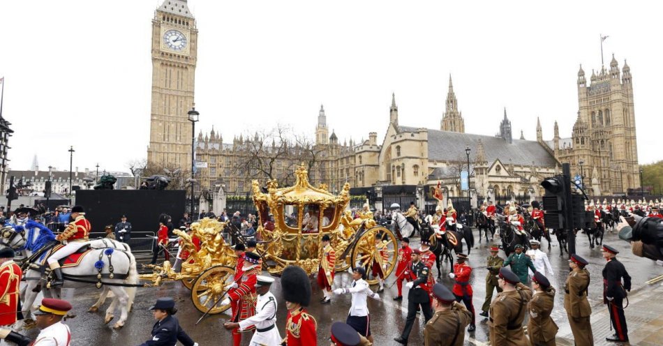 zdjęcie: Zakończyła się koronacja, para królewska wraca do Pałacu Buckingham / fot. PAP