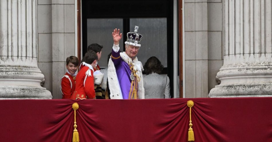zdjęcie: Rodzina królewska na balkonie Pałacu Buckingham - bez Andrzeja i Harry'ego / fot. PAP