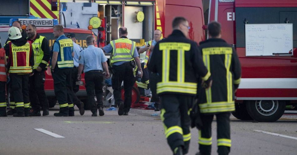 zdjęcie: W wypadku polskiego autobusu ranne są 52 osoby, 10 ciężko / fot. PAP