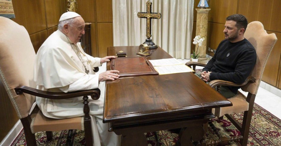 zdjęcie: Papież spotkał się z prezydentem Zełenskim w sali przy Auli Pawła VI / fot. PAP