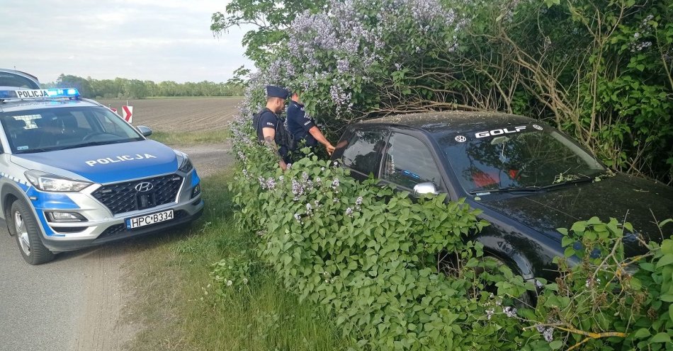 zdjęcie: Uciekał samochodem przed policjantami. Swoją jazdę zakończył w przydrożnych zaroślach / fot. KPP w Chełmnie
