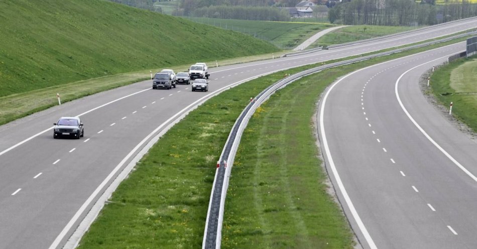 zdjęcie: Rząd przyjął w środę projekt ustawy o zniesieniu opłat za autostrady zarządzane przez GDDKiA / fot. PAP