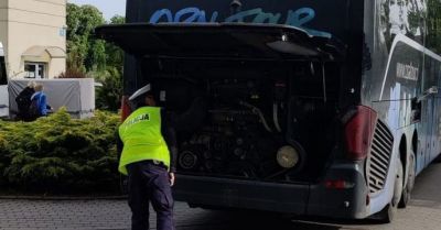 Kontrole szkolnych autokarów pod czujnym okiem policjantów