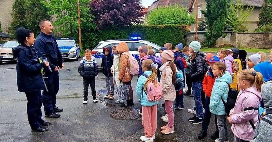 zdjęcie: Uczniowie szkoły podstawowej z wizytą na komendzie / fot. KPP w Ząbkowicach Śląskich