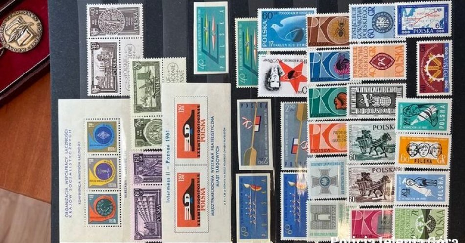 zdjęcie: Policjanci odzyskali znaczki i numizmaty, a także zatrzymali sprawcę ich kradzieży / fot. KMP w Jeleniej Górze