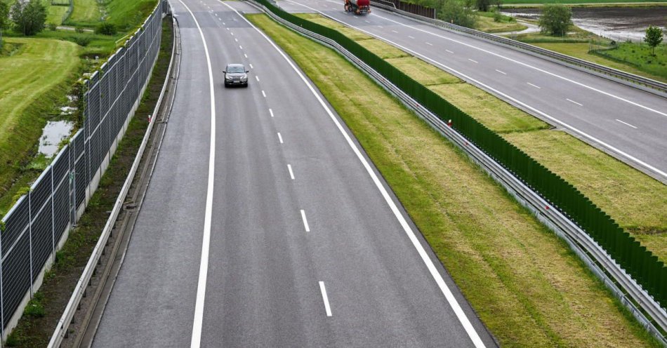 zdjęcie: Sejm za ustawą znoszącą opłaty autostradowe i zakazującą wyprzedzania się ciężarówek na autostradach / fot. PAP
