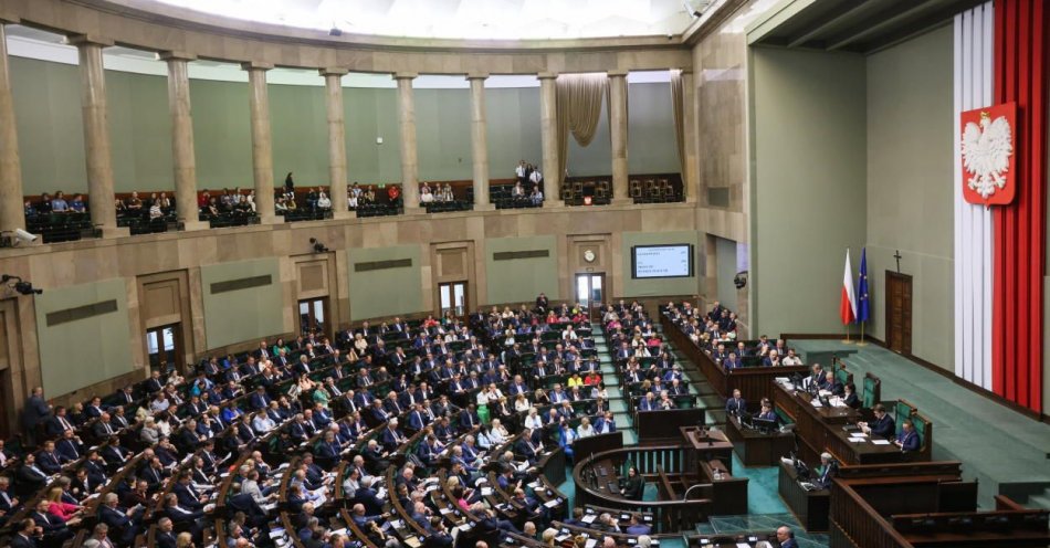 zdjęcie: 14. emerytura będzie na stałe - Sejm uchwalił ustawę o kolejnym dodatkowym rocznym świadczeniu pieniężnym dla emerytów i rencistów / fot. PAP