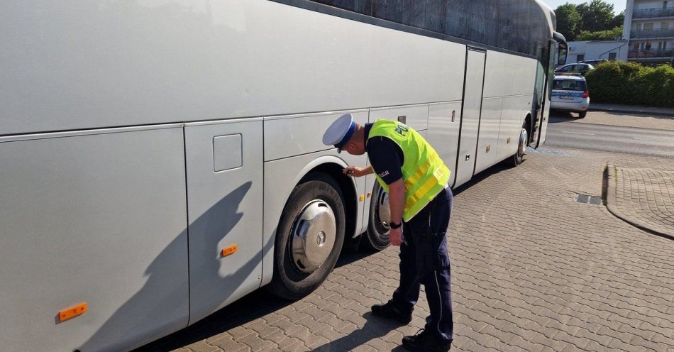 zdjęcie: „Drogówka” kontroluje autokary przed wyjazdami / fot. KPP w Świeciu