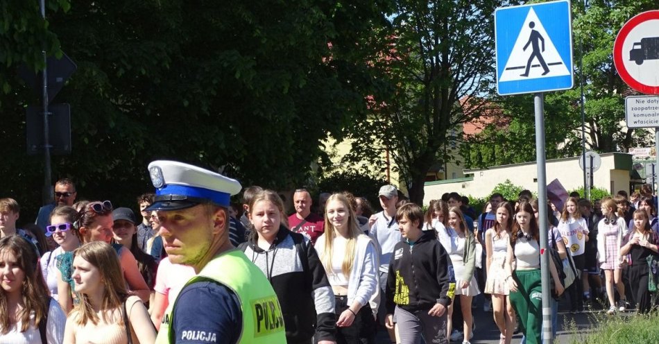 zdjęcie: Marsz młodzieży z udziałem białogardzkich policjantów / fot. KPP w Białogardzie