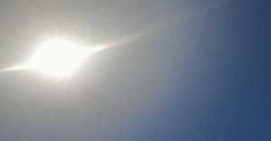 zdjęcie: Słoneczna aura to idealne warunki do jazdy autem, nie zwalnia nas to jednak z zachowania ostrożności na drodze / fot. KPP w Ostrowi Mazowieckiej