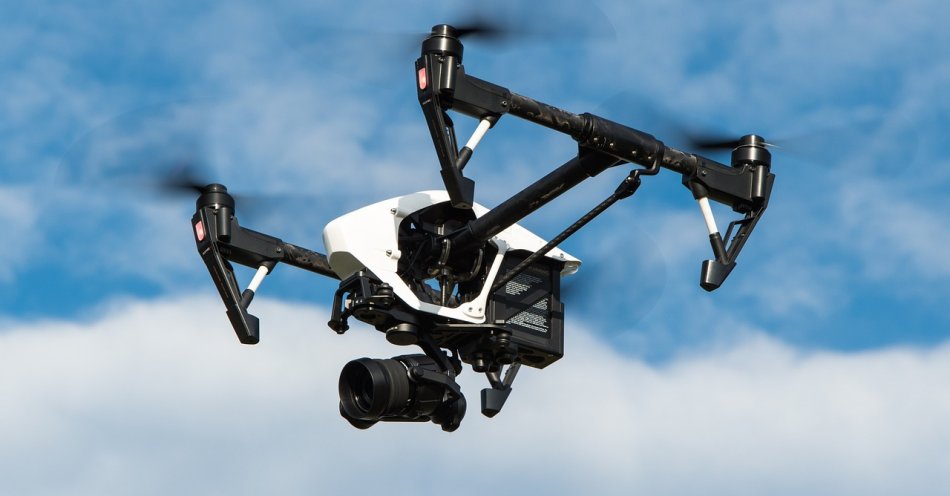zdjęcie: Policyjny dron „wychwycił” sporo wykroczeń drogowych / pixabay/1080844