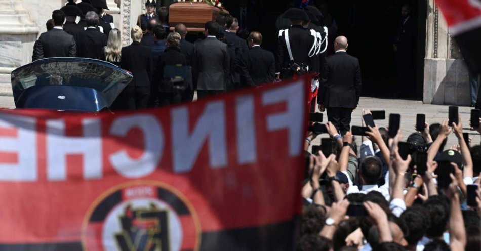 zdjęcie: Tysiące ludzi uczestniczyło w uroczystościach pogrzebowych Silvio Berlusconiego / fot. PAP