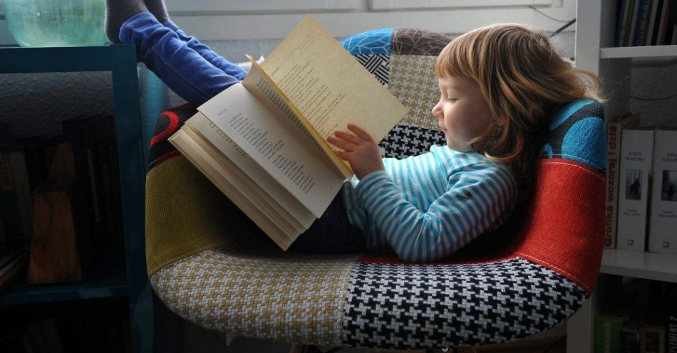 zdjęcie: Dzieci, które czytają dla przyjemności, są potem zdrowsze psychicznie / fot. PAP