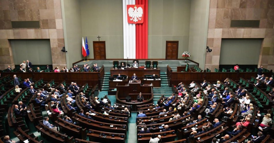 zdjęcie: Sejm uchwalił nowelizację ustawy podwyższającą świadczenie 500 plus do 800 zł / fot. PAP