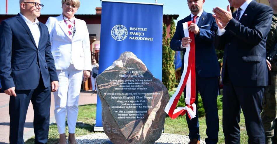 zdjęcie: Odsłonięto obelisk upamiętniający Józefa i Helenę Malinowskich / fot. PAP