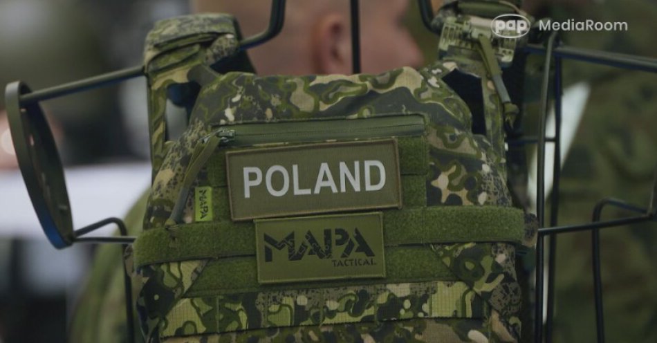 zdjęcie: Polski Maskpol wyprodukował trudnopalną bieliznę termoaktywną / PAP MediaRoom/Kadr z filmu