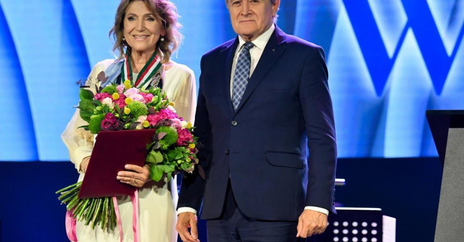 zdjęcie: Minister Gliński uhonorował Halinę Frąckowiak złotym medalem 