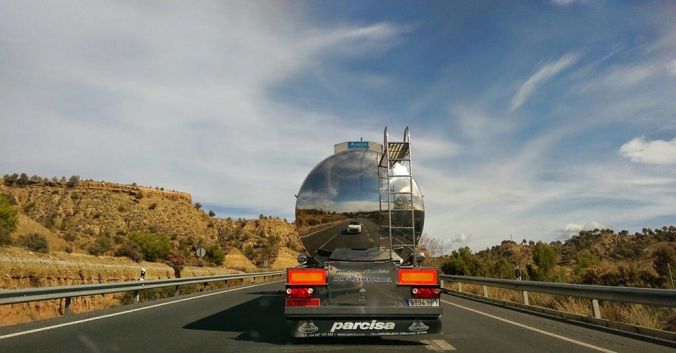 zdjęcie: Utrudnienia na S8. Ładunek przemieścił się na naczepie ciężarówki. Pojazd zablokował dwa pasy ruchu / pixabay/766800