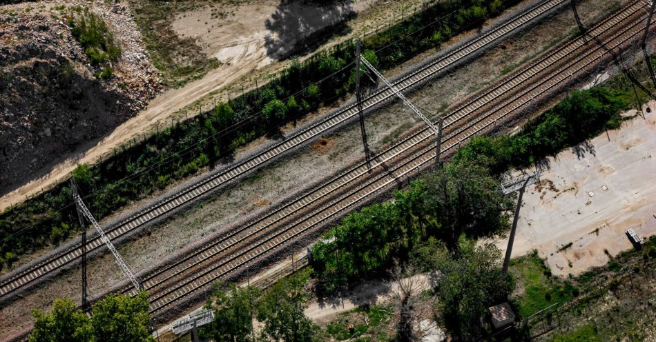 zdjęcie: PLK SA podpisały kolejne umowy z KPO zwiększające bezpieczeństwo i prędkość na sieci kolejowej / pexels/18644286