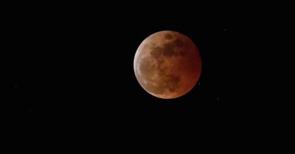 zdjęcie: W nocy z soboty na niedzielę częściowe zaćmienie Księżyca / fot. PAP