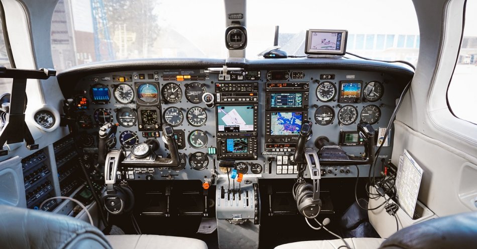 zdjęcie: Awaryjne lądowanie małego samolotu treningowego; pilotowi nic się nie stało / pixabay/6381367