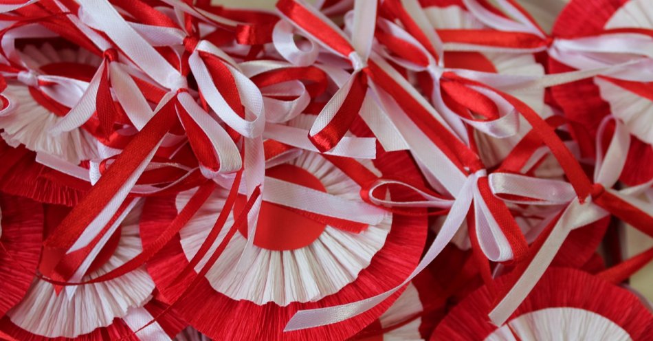 zdjęcie: W piątek biało-czerwone kotyliony rozdawane w urzędach dzielnic / pixabay/2917148