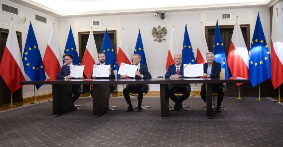 zdjęcie: Liderzy Koalicji Obywatelskiej, PSL, Polski 2050  i Nowej Lewicy parafowali umowę koalicyjną / fot. PAP