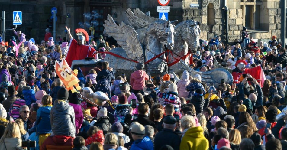 zdjęcie: Tłumy na ulicach Poznania; mieszkańcy świętują radośnie i patriotycznie / fot. PAP