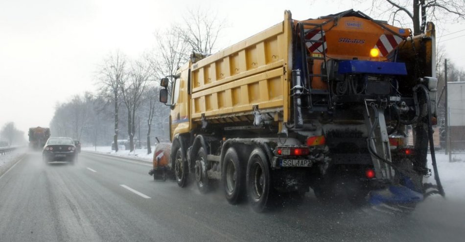 zdjęcie: Wszystkie drogi krajowe są przejezdne; pracuje 359 pojazdów do zimowego utrzymania / fot. PAP
