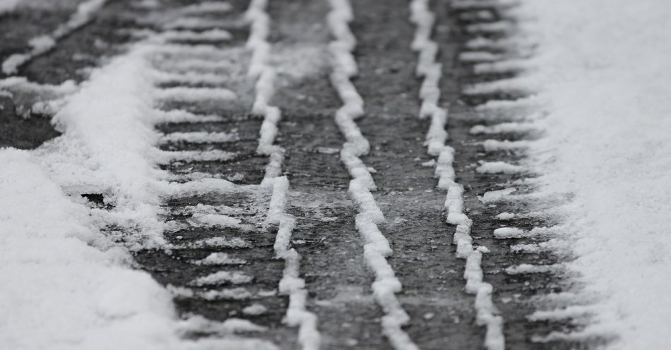 zdjęcie: Na drogach śnieg i błoto pośniegowe; trudne warunki do jazdy / pixabay/3148803
