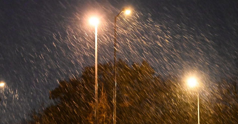 zdjęcie: Intensywne opady śniegu, temperatura w okolicach zera lub na lekkim minusie / fot. PAP