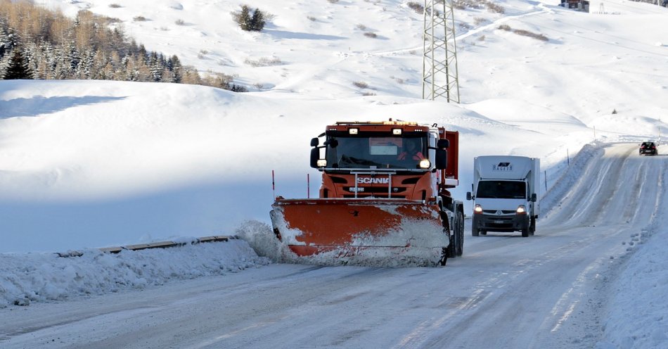 zdjęcie: Wszystkie drogi krajowe przejezdne; pracuje 925 pojazdów zimowego utrzymania / pixabay/3065363