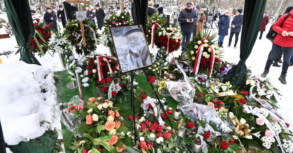 zdjęcie: Paweł Huelle spoczął na cmentarzu Srebrzysko / fot. PAP
