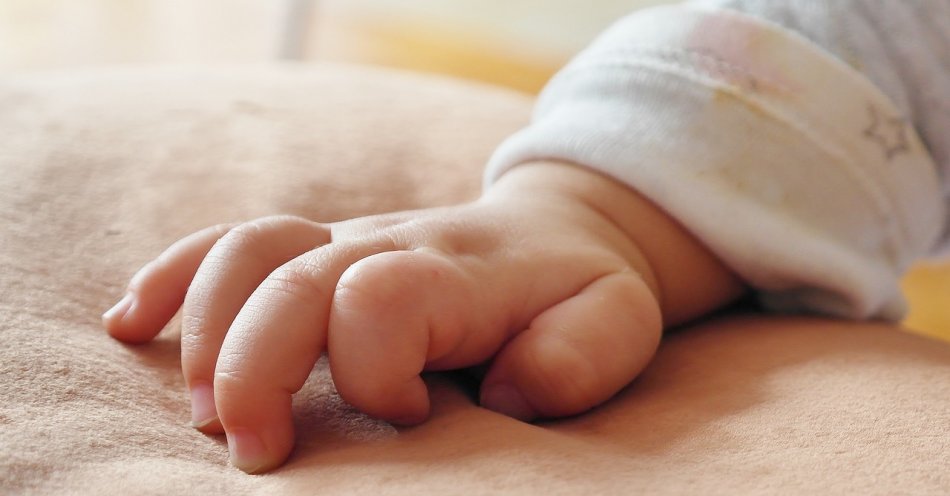 zdjęcie: 11-miesięczne niemowlę w szpitalu z licznymi obrażeniami; policja zatrzymała matkę i jej partnera / pixabay/2981946